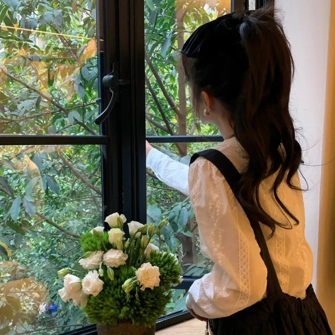 窗中女孩